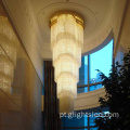 Lustre longo com decoração luxuosa e moderna no lobby do hotel